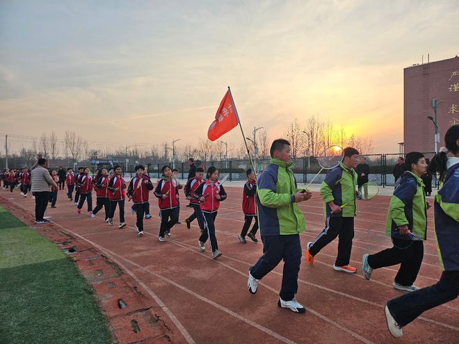 共享——洋湖乡中学阳光大课间观摩活动球盟会网站入口“绳”彩飞扬“羽”乐